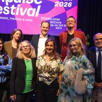 Sprecher*innen der Impulse-Eröffnung 2026 v.l. nach rechts: Magda Szpecht (Regisseurin, Warschau (Polen)), Vera Schöpfer (Direktorin NRW KULTURsekretariat), Maria Bering (Stellvertretende Amtschefin beim Beauftragten der Bundesregierung für Kultur und Medien), Dr. Stephan Keller (Oberbürgermeister Düsseldorf), Franziska Werner (Künstlerische Leitung Impulse Festival), Christoph Rech (ltd. Dramaturg & stellv. Geschäftsführer FFT, Julia Nitschke (Performancekünstlerin, Kuratorin und selbsternannte Ministerin für Zwischentöne und utopische Korrekturen), Dr. Michael Reitemeyer (Abteilungsleiter der Abteilung Kultur beim Ministerium für Kultur und Wissenschaft (MKW) NRW)